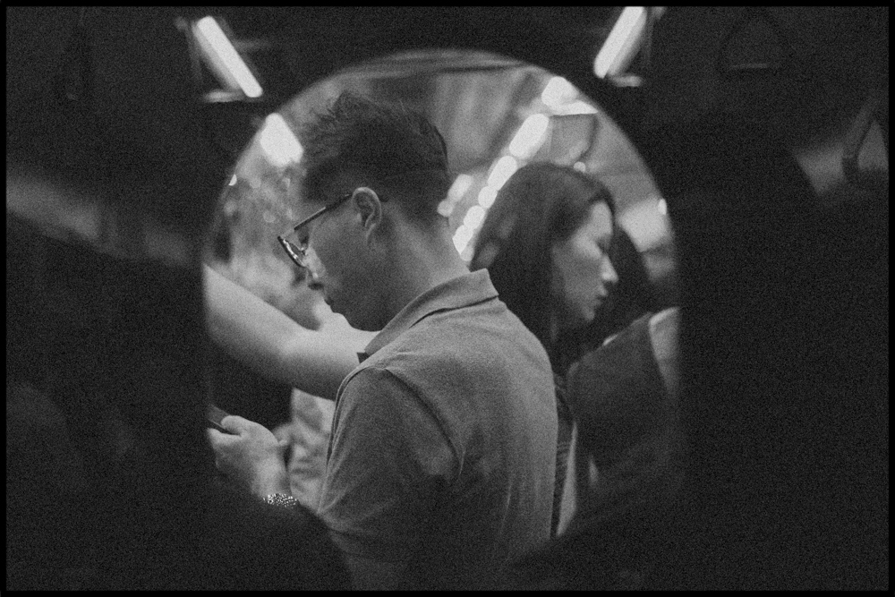 유하늘|지하철 속 현대인들