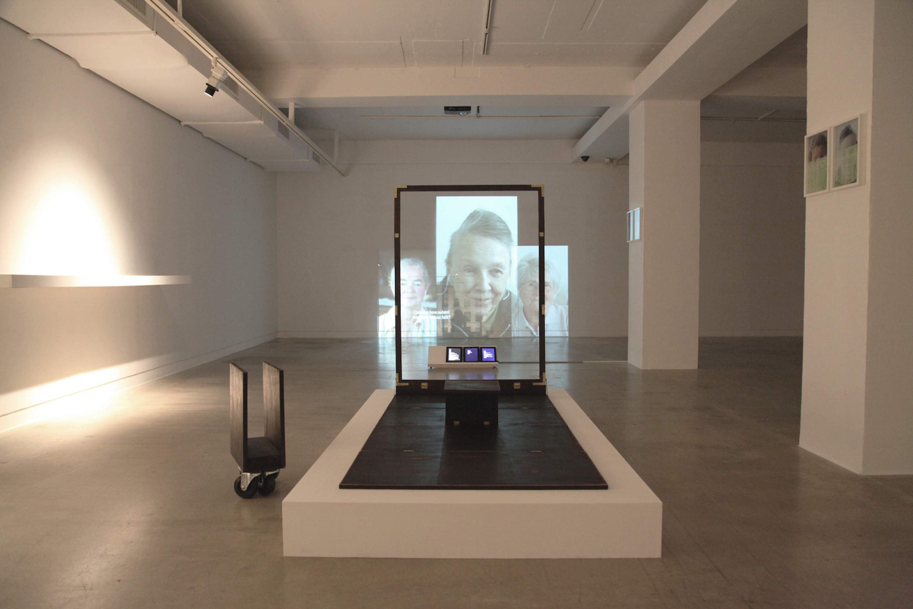 FOR GOTT EN, 강화유리에 4채널 비디오 설치ㆍ3분 20초(반복) 가마 이동식 극장 인터뷰용 도구ㆍC 프린트 시리즈ㆍHDVㆍ컬러ㆍ스테레오, 가변크기, 180x90x120cm, 20x30cm, 2012