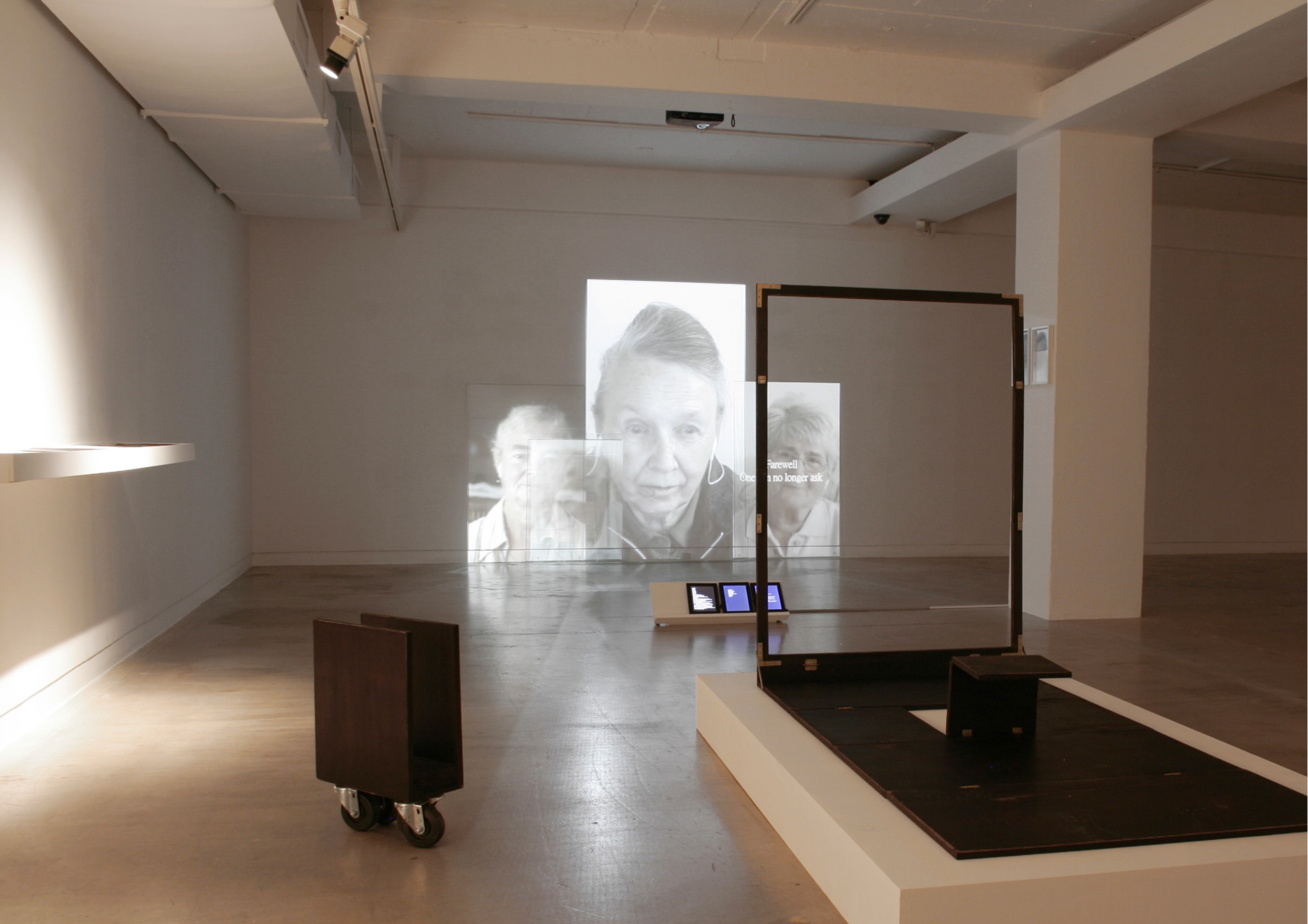 FOR GOTT EN, 강화유리에 4채널 비디오 설치ㆍ3분 20초(반복) 가마 이동식 극장 인터뷰용 도구ㆍC 프린트 시리즈ㆍHDVㆍ컬러ㆍ스테레오, 가변크기, 180x90x120cm, 20x30cm, 2012