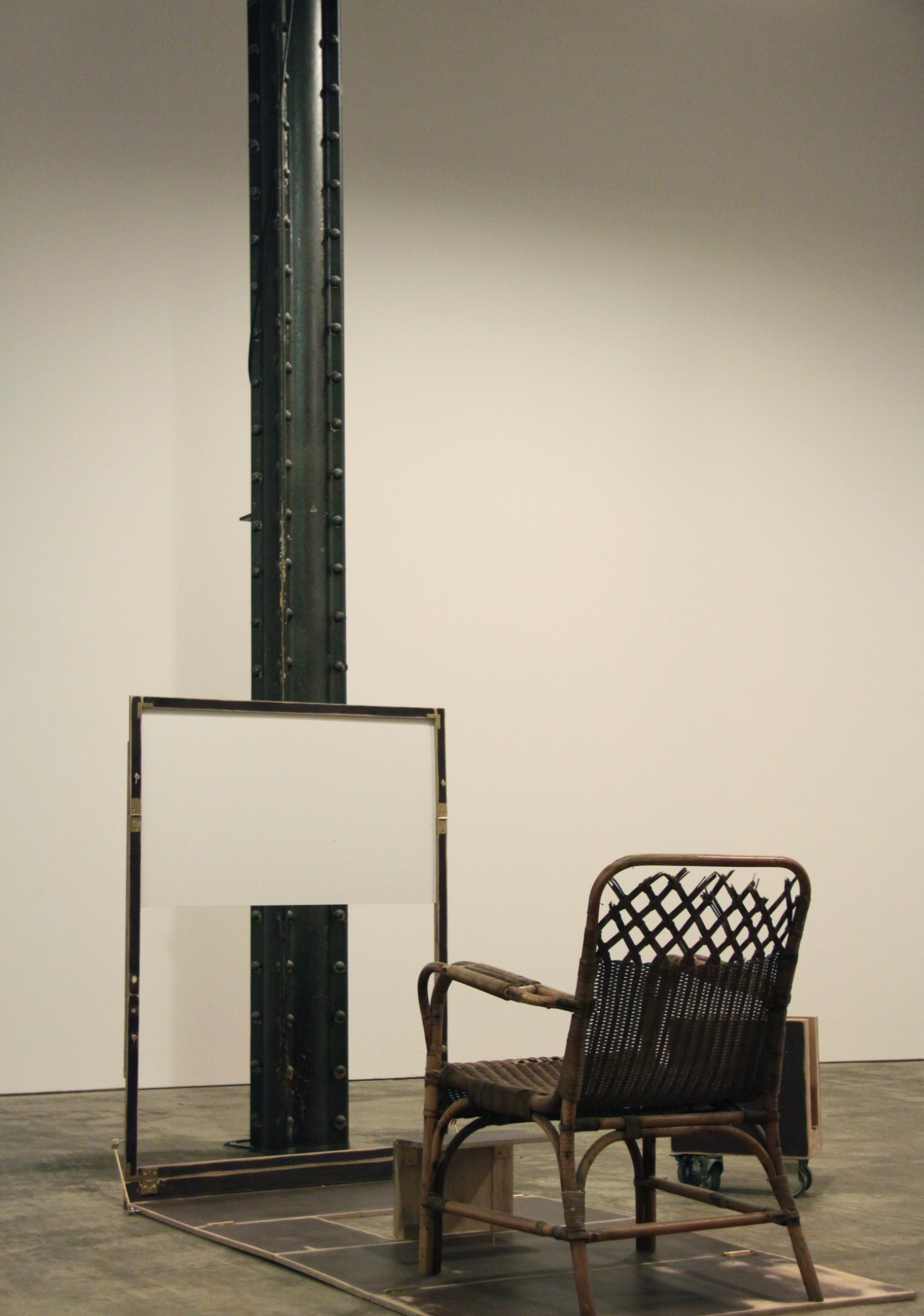 FOR GOTT EN, 강화유리에 4채널 비디오 설치ㆍ3분 20초(반복) 가마 이동식 극장 인터뷰용 도구ㆍC 프린트 시리즈ㆍHDVㆍ컬러ㆍ스테레오, 가변크기, 180x90x120cm, 20x30cm, 2012