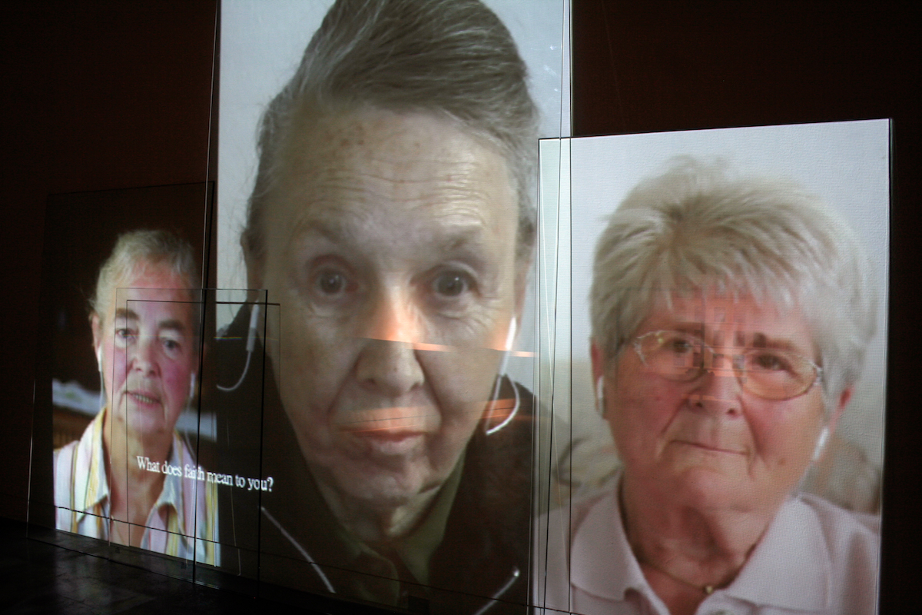 FOR GOTT EN, 강화유리에 4채널 비디오 설치ㆍ3분 20초(반복) 가마 이동식 극장 인터뷰용 도구ㆍC 프린트 시리즈ㆍHDVㆍ컬러ㆍ스테레오, 가변크기, 180x90x120cm, 20x30cm, 2012