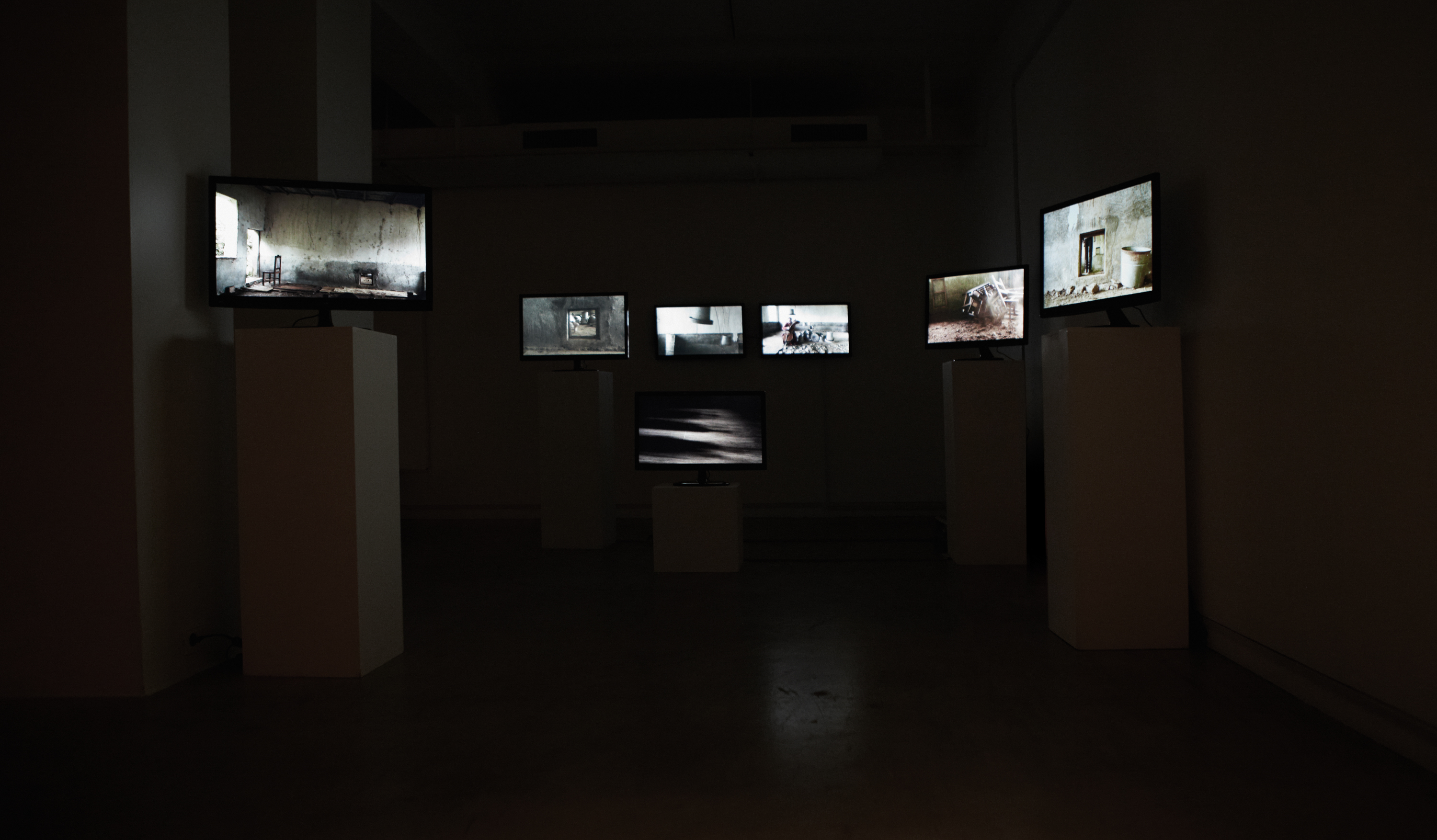 LISTEN, 7채널 비디오 설치ㆍ7분 12초(반복)ㆍHDVㆍ컬러ㆍ스테레오, 가변크기, 2009