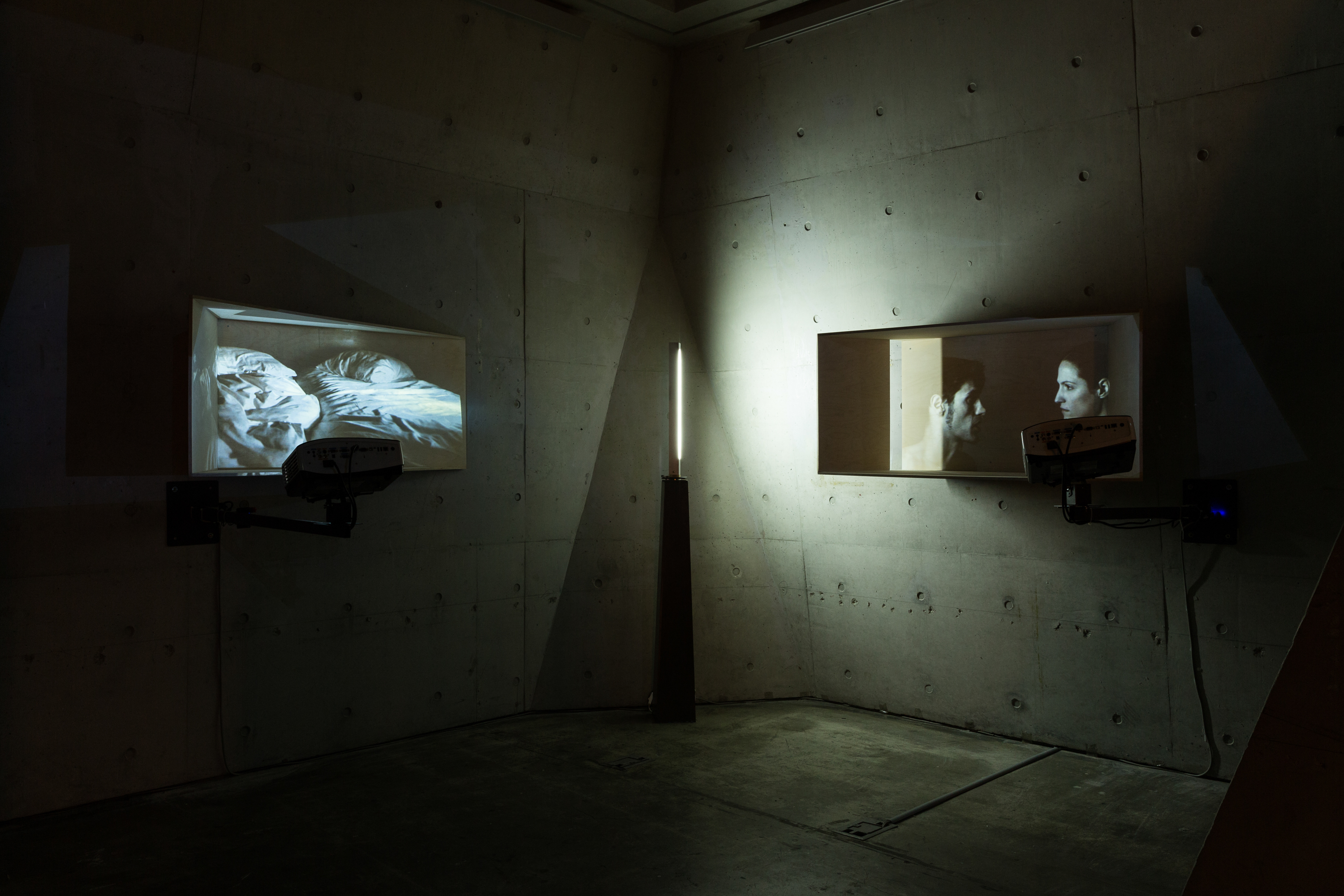 Shift Body, 2채널 비디오 설치ㆍ3분 30초(반복)ㆍ목재ㆍ아크릴ㆍ스텝퍼 모터ㆍ삼파장 램프, 가변크기, 2014