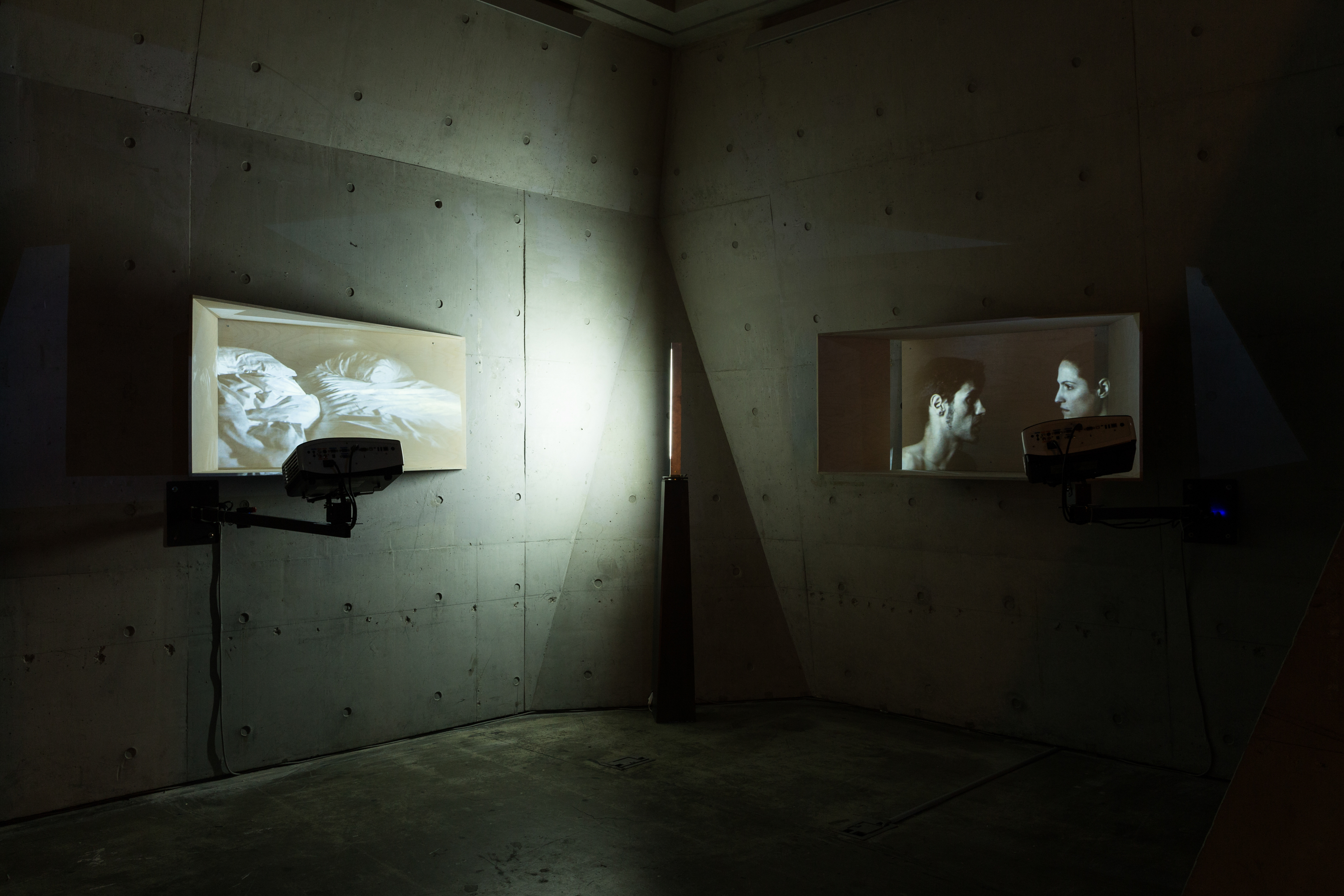 Shift Body, 2채널 비디오 설치ㆍ3분 30초(반복)ㆍ목재ㆍ아크릴ㆍ스텝퍼 모터ㆍ삼파장 램프, 가변크기, 2014