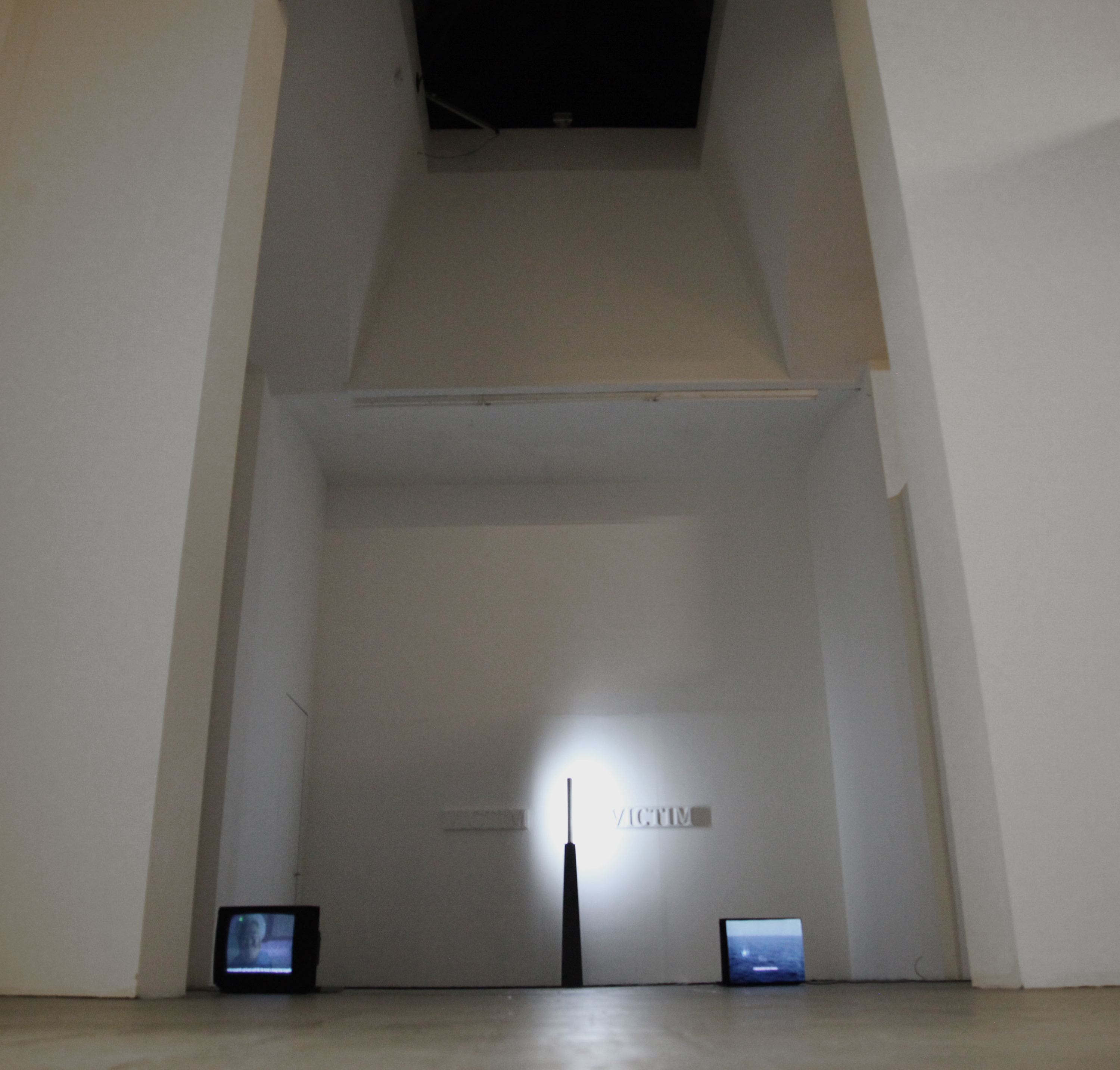 입은 기억, 2채널 비디오 설치ㆍ7분 20초(반복)ㆍHDVㆍ사운드, 가변크기, 2016