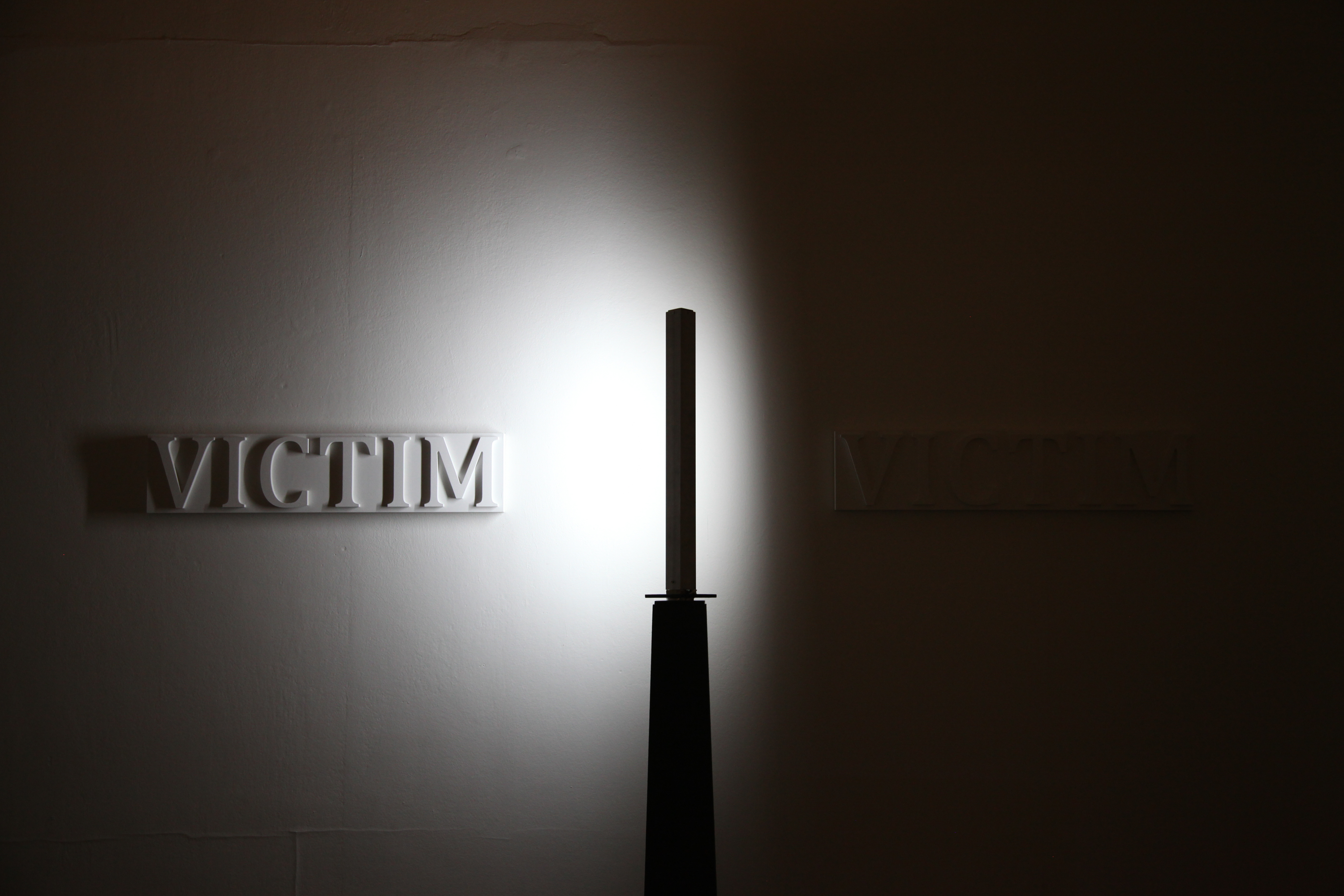 입은 기억, 2채널 비디오 설치ㆍ7분 20초(반복)ㆍHDVㆍ사운드, 가변크기, 2016