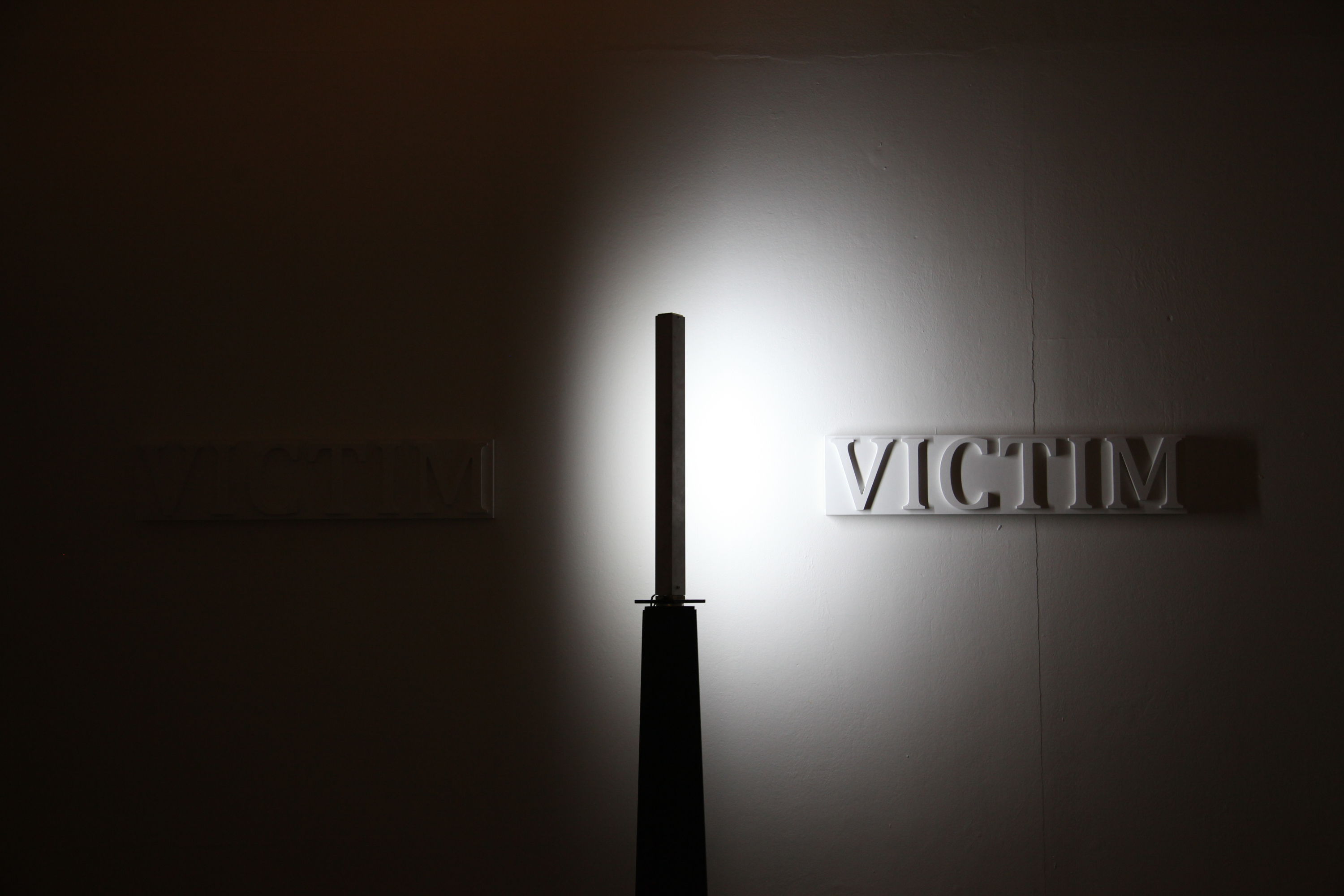 입은 기억, 2채널 비디오 설치ㆍ7분 20초(반복)ㆍHDVㆍ사운드, 가변크기, 2016