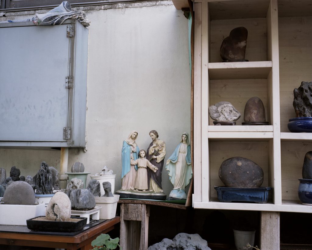 성모 마리아 상과 돌들 Virgin Mary and stones, 2016