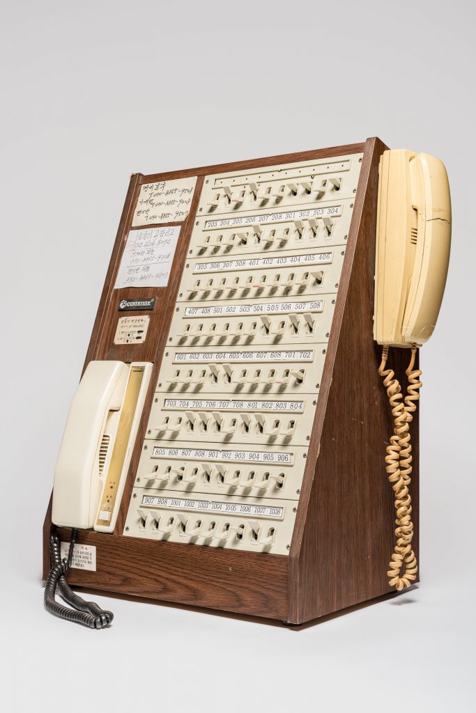 인터폰 호출기, Pigment print, 90x60cm, 2020