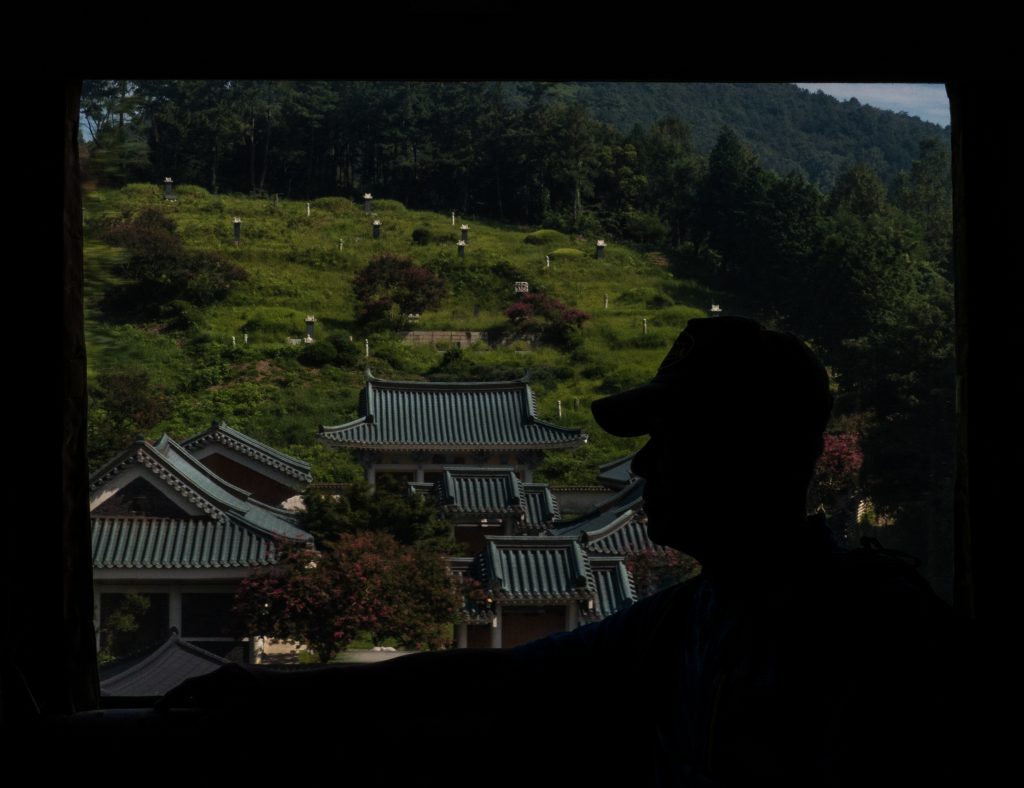 04 할아버지와 사당, Old man and shrine, 2019
