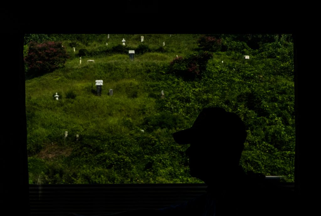 05 할아버지와 공동묘지, Old man and cemetery, 2019