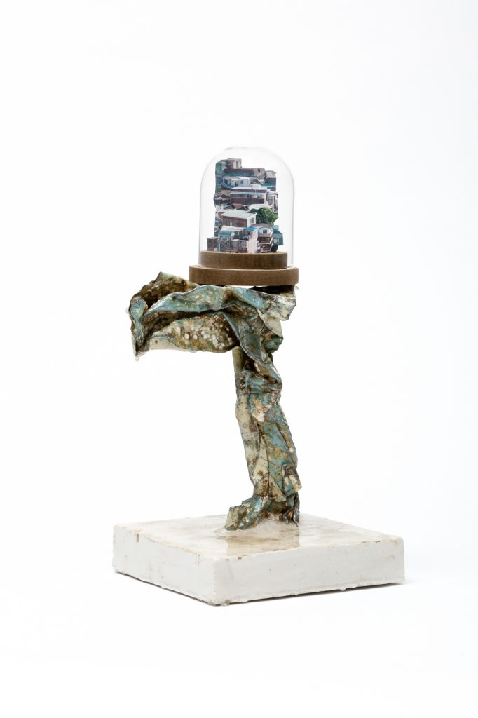 AAD_수집한 사진,채집한 흙,알루미늄,시멘트,에폭시 레진,유리돔_24x21x27cm