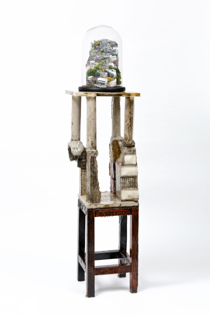 BBD(A)_수집한 사진,채집한 흙,나무의자,콘크리트,타일,에폭시 레진,유리돔_38x32x153cm