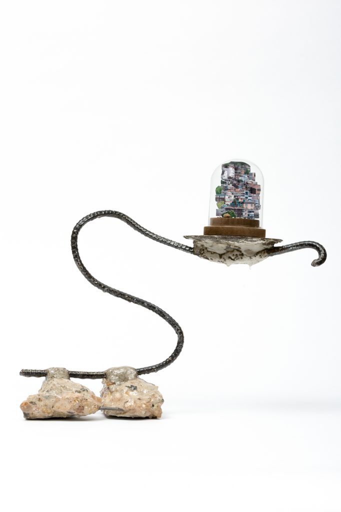 BBD(B)_수집한 사진,채집한 흙,철근,콘크리트,시멘트,에폭시 레진,유리돔_39.5x28x29cm