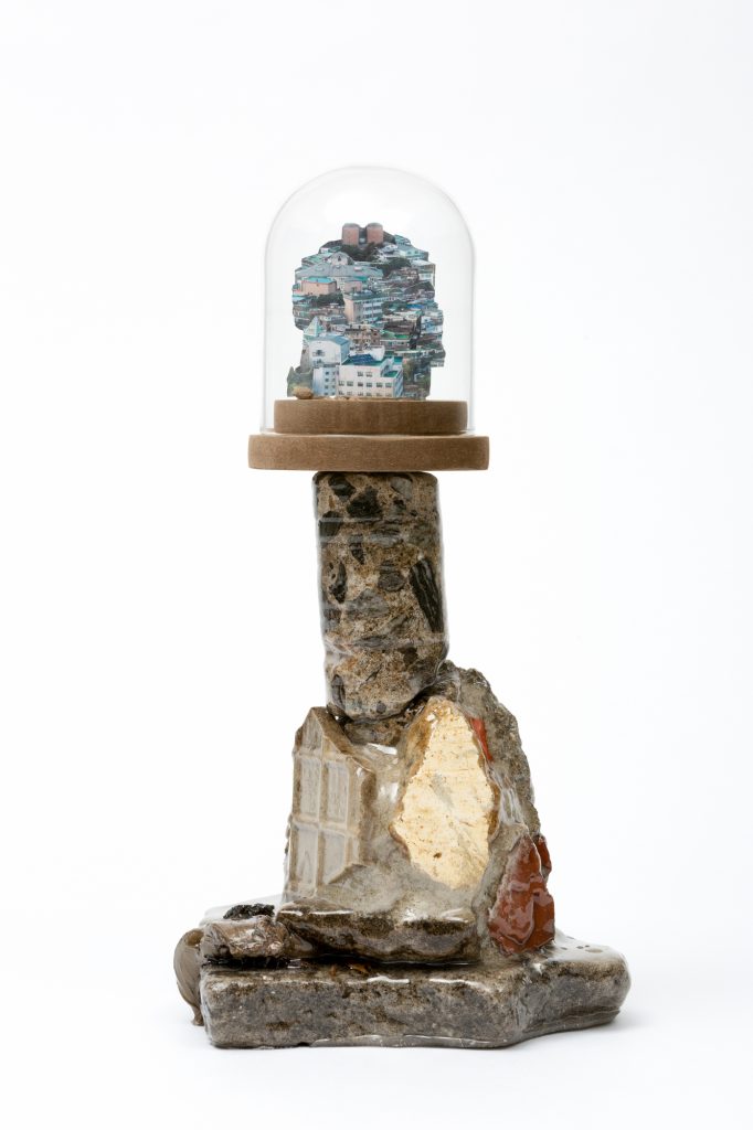 DSD_수집한 사진,채집한 흙,시멘트,벽돌,타일,타일,벽지,에폭시 레진,유리돔_22x18x29cm