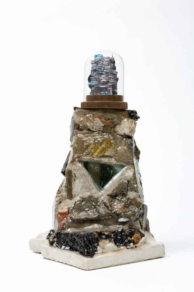 HSD_수집한 사진,채집한 흙,유리,타일,콘크리트,아스팔트,에폭시 레진,유리돔_39.5x28x38cm