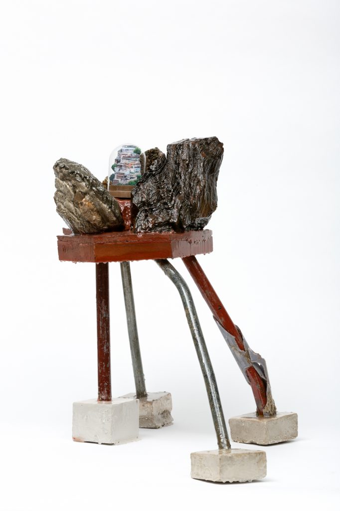 JYD_수집한 사진,채집한 흙,돌,시멘트,파이프,에폭시 레진,유리돔_52x77x64cm