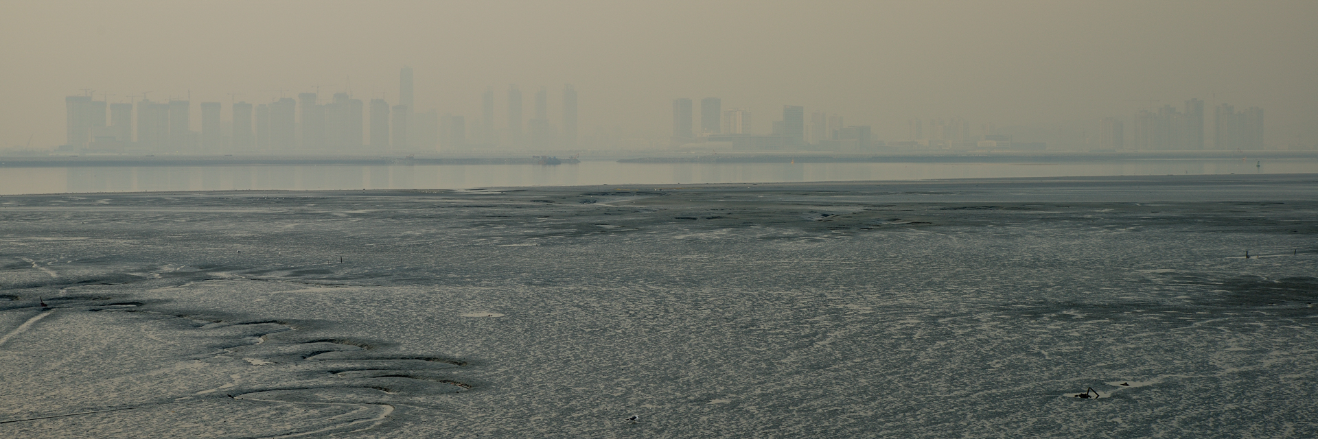 시흥 오이도에서, 송도 신도시 _ Pigment Print. Facemount on Plexiglas _ 42x127cm _ 2012