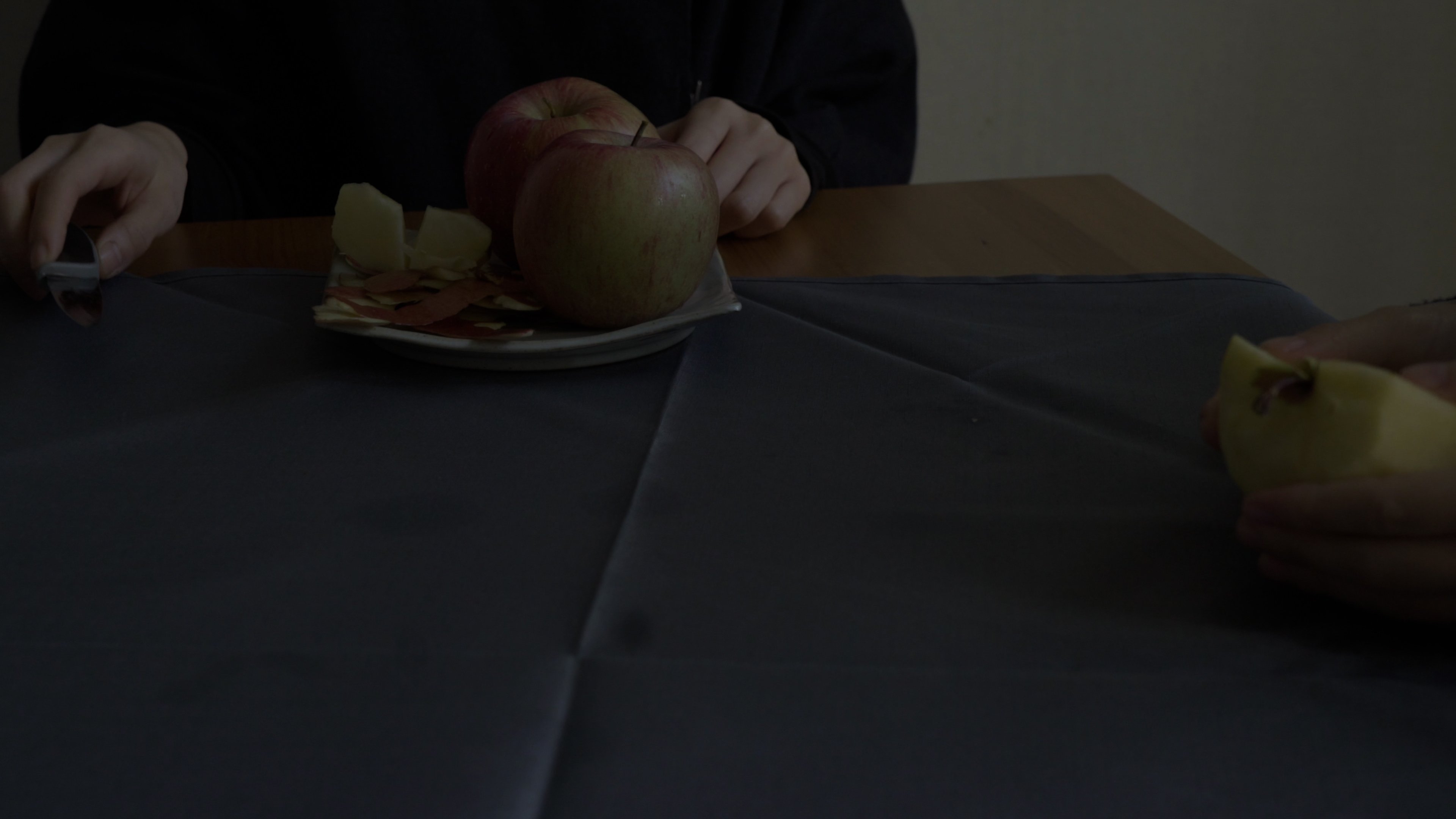 내일 건네줄 사과, 2024, 비디오, 단채널 비디오, 컬러, 사운드, 20분, 스틸 컷.(6)