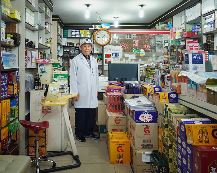 11. 김원하 신웅 약국, 1932년생, c-print, 72×90cm, 2020