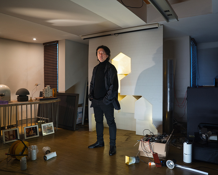 2. 윤승현 뉴라이트 전자, 1972년생, c-print,120×150cm, 2019