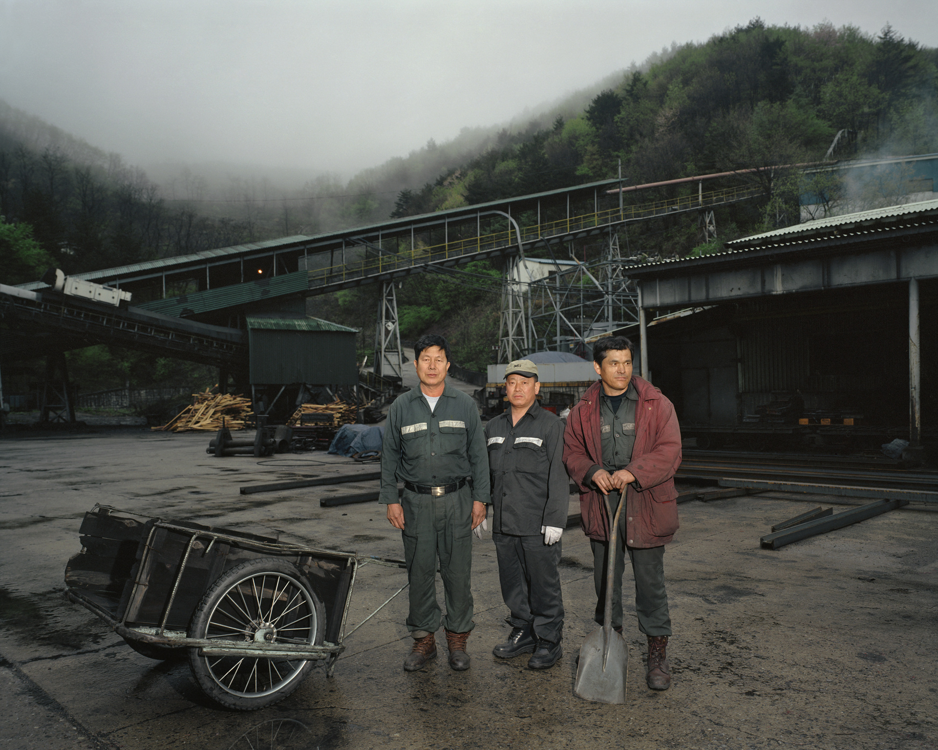 3. 경동광업소(Kyungdong mining station)-갱도 입구2. 강원도 도계. digital c-print. 2006(00001)