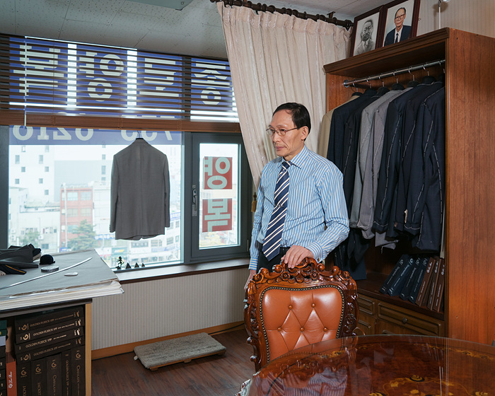 3. 이경주 종로 양복점,1945년생, c-print, 120×150cm, 2015