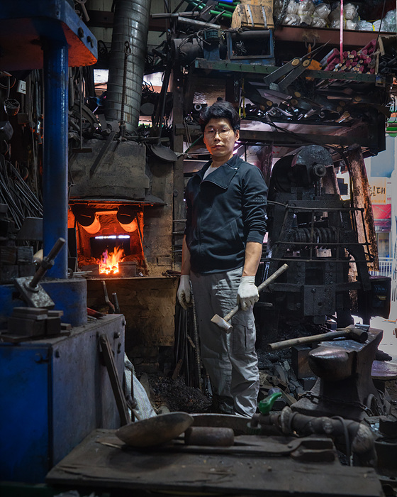 5. 강단호, 동명 대장간, 1980년생, c-print, 150 x 120cm, 2019